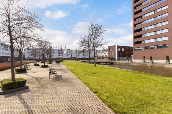 Foto - Te koop: Ruime dubbele benedenwoning met parkeerplaats!